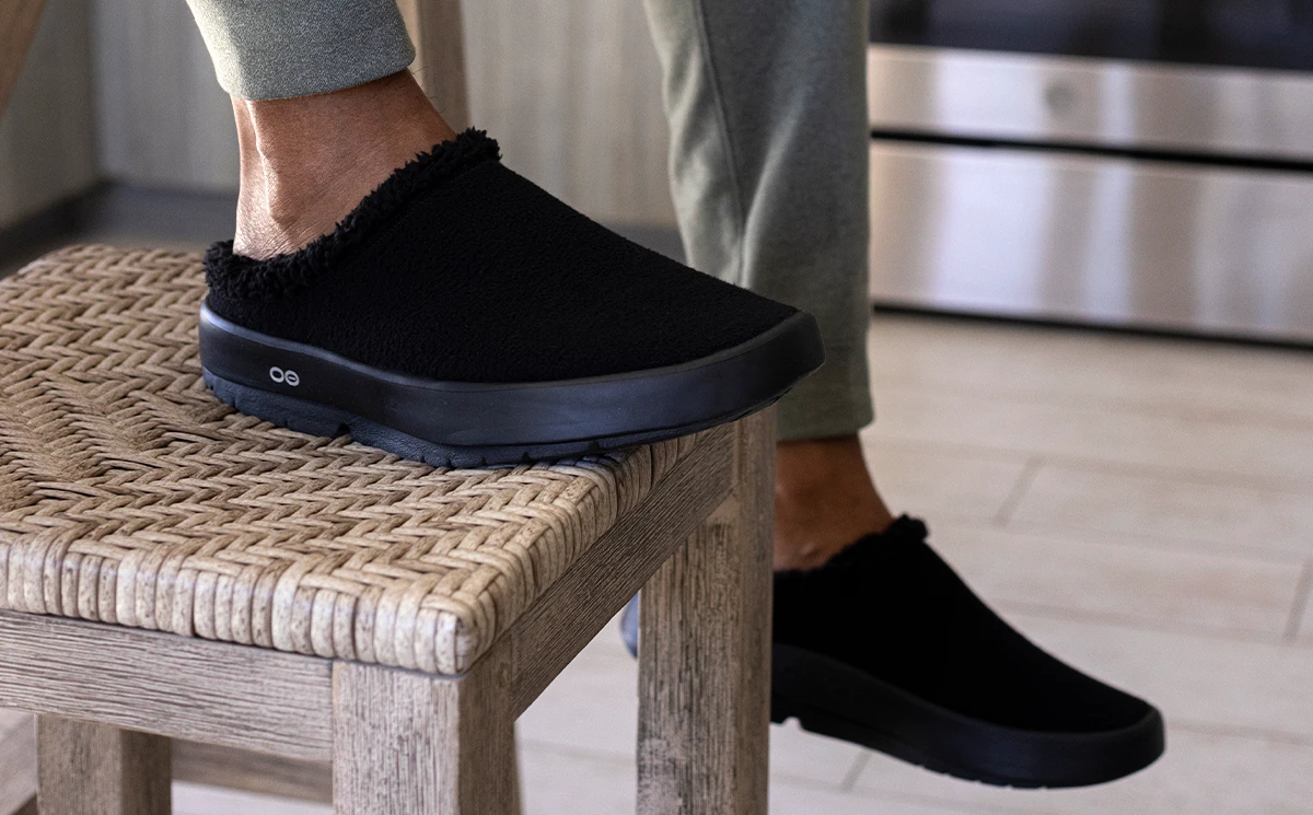 OOfos Men's OOcoozie Mule - Black 4 OOfos Men's OOcoozie Mule - Black - Image 4