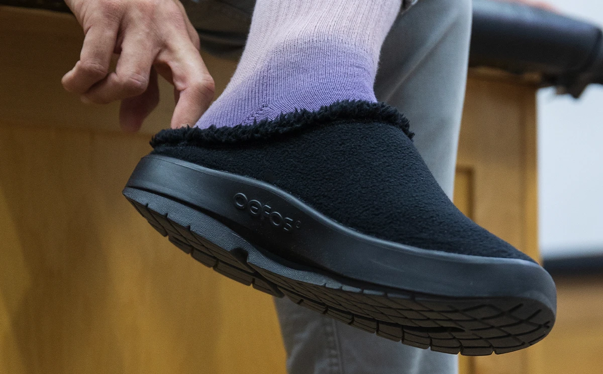 OOfos Men's OOcoozie Mule - Black 3 OOfos Men's OOcoozie Mule - Black - Image 3