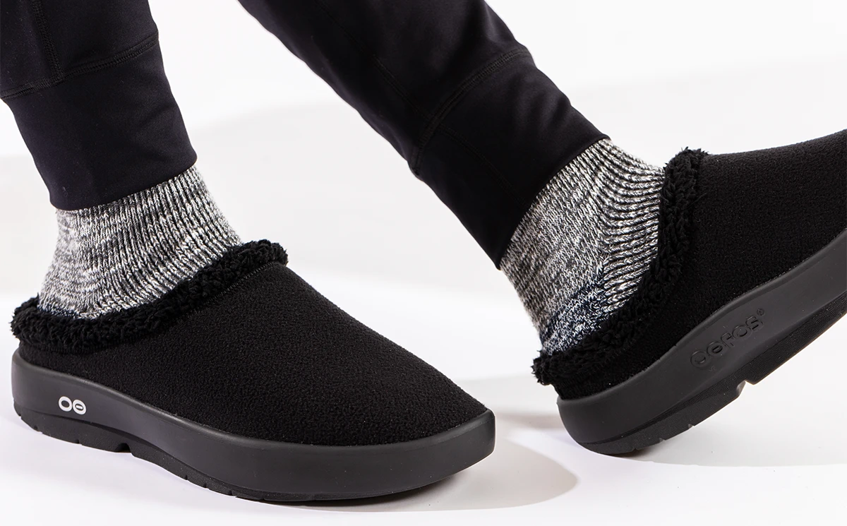 OOfos Men's OOcoozie Mule - Black 5 OOfos Men's OOcoozie Mule - Black - Image 5