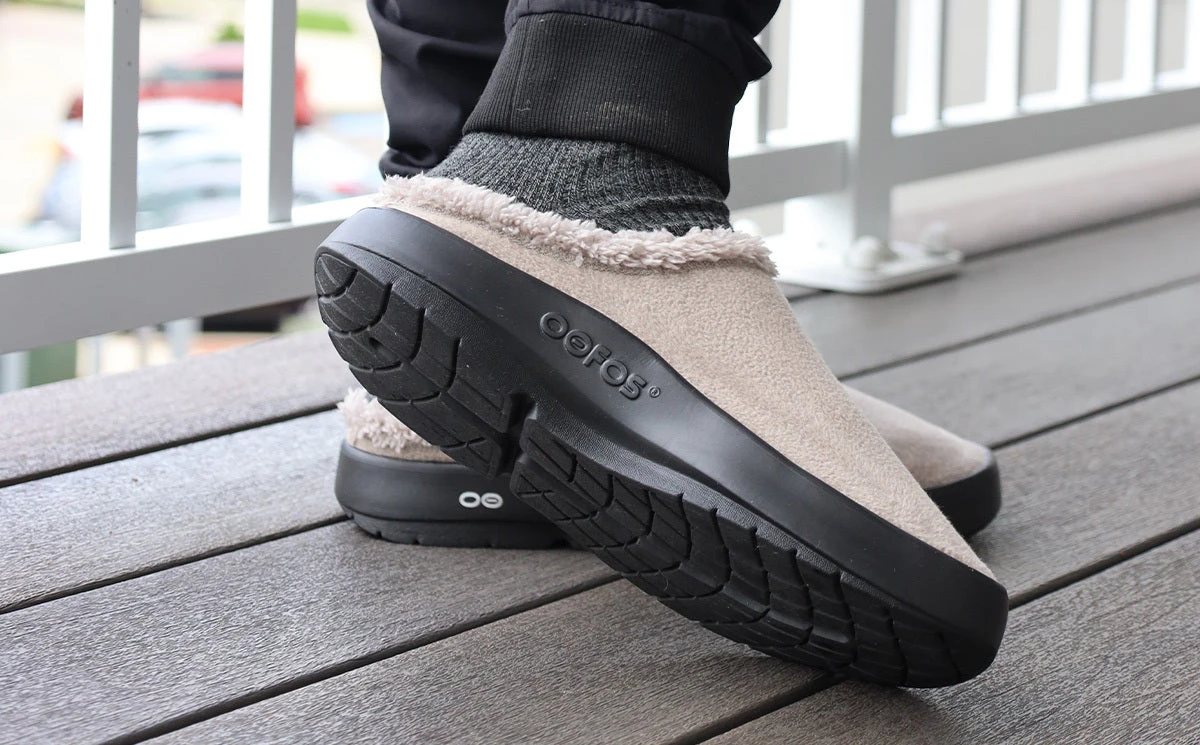 OOfos Men's OOcoozie Mule - Tawny 4 OOfos Men's OOcoozie Mule - Tawny - Image 4